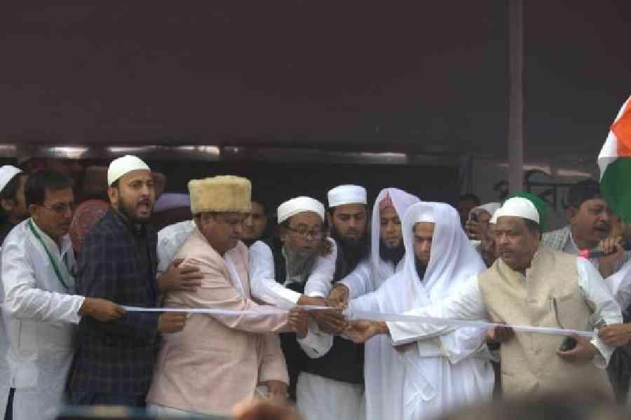مغربی بنگال کے   مرشدآباد میں علما کی نگرانی میں بابری مسجد کا سنگِ بنیاد، عوامی ہجوم نے اینٹیں اور تعمیراتی سامان کے ساتھ شرکت کی