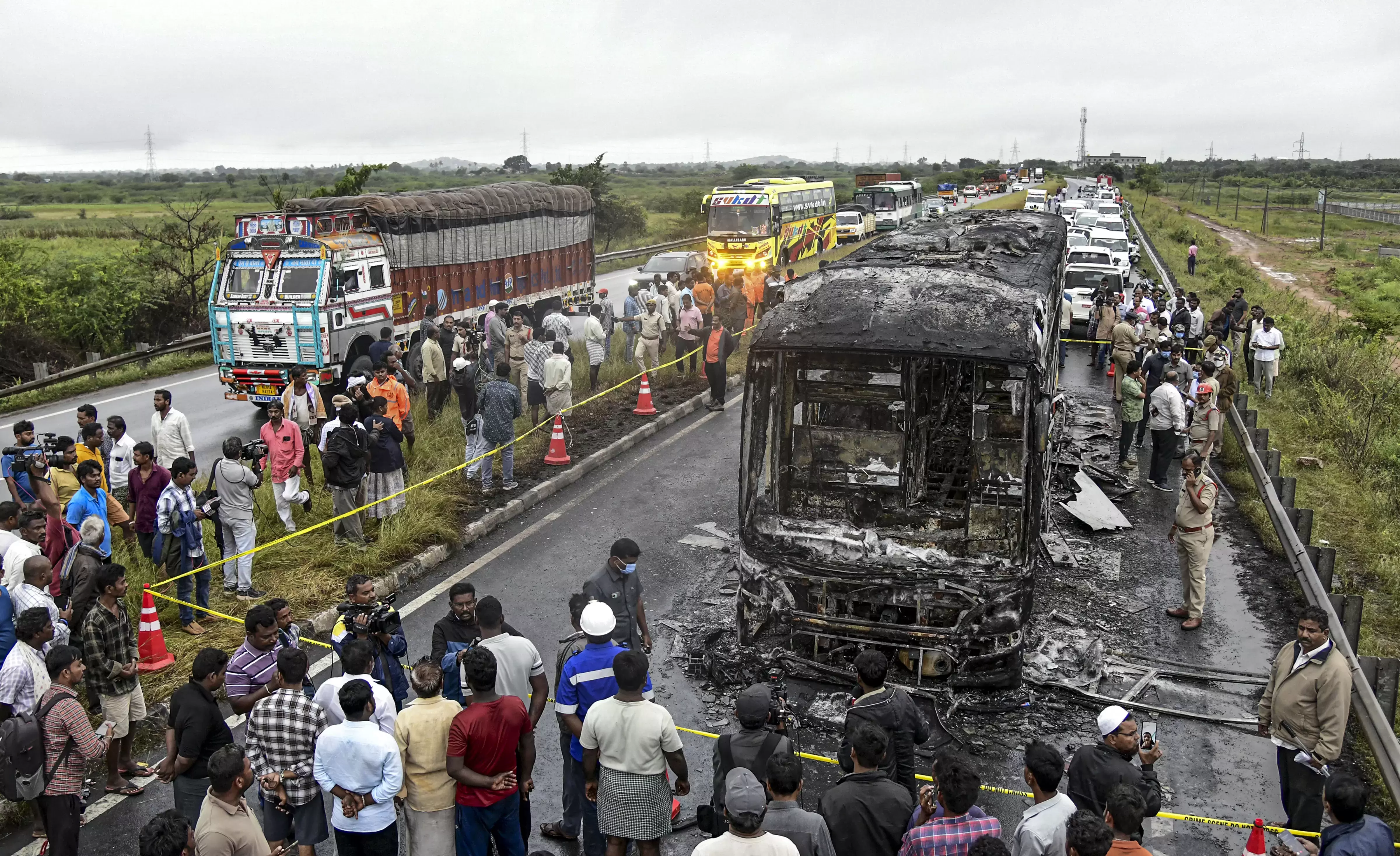 کرنول بس حادثہ: 18 مہلوکین کے ڈی این اے میچنگ کا عمل جاری، شناخت میں مدد کے لیے ماہرین کی ٹیم سرگرم