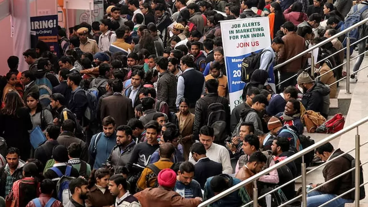 ملک میں بے روزگاری کی شرح مزید گھٹ کر 5.1 فیصد، خواتین کی روزگار میں شراکت بڑھنے لگی