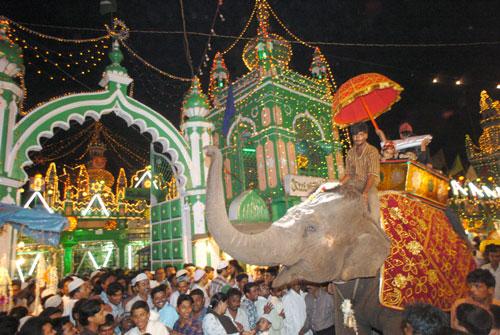 درگاہ کے سائے میں سیاست،  بابا بڈھن گری:  صوفی روایت کا سیاسی امتحان۔۔۔۔۔۔۔۔۔ از : عبدالحلیم منصور