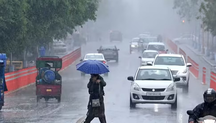بارشوں نے بدل دیا موسم کا رنگ، کئی ریاستوں میں آندھی-طوفان اور پہاڑوں پر برفباری کی پیشگوئی