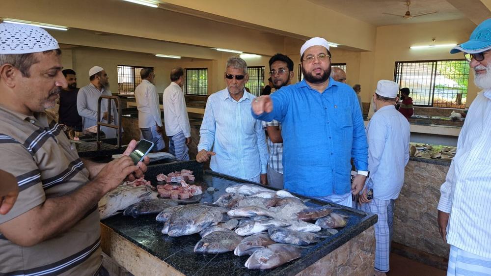 معروف این آر آئی عتیق الرحمن منیری کا بھٹکل کی ہائی ٹیک فِش مارکٹ کا دورہ؛ گلف کی مارکٹوں سے کیا موازنہ، صفائی ستھرائی اور صحت بخش ماحول کی تعریف