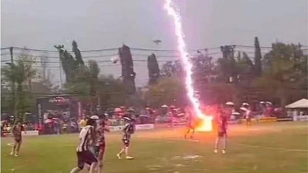 تھائی لینڈ میں فٹبال میچ کے دوران آسمانی بجلی گرنے سے کھلاڑی کی موت 12 زخمی