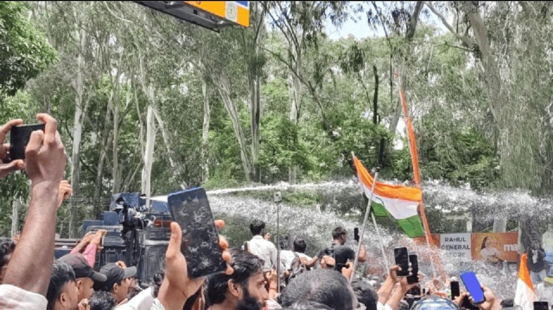 جھارکھنڈ: اسمبلی مارچ کے دوران طلبہ پر پولس کی جانب سے واٹر کینن، بیریکیڈ توڑ کر آگے بڑھے مظاہرین