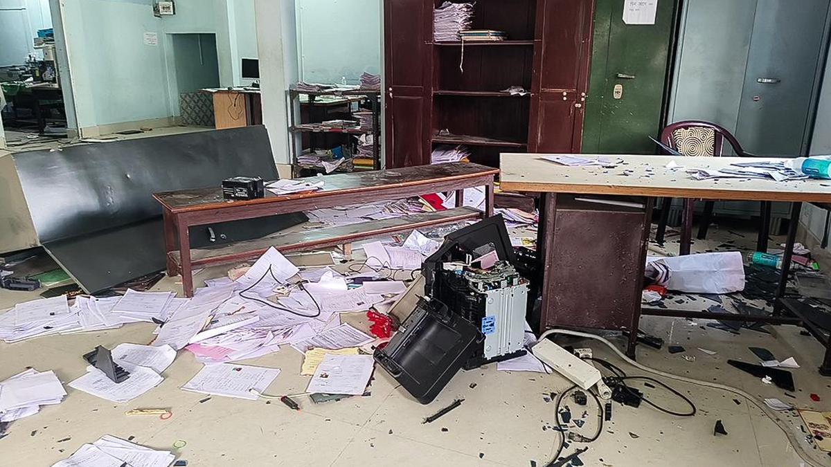 مغربی بنگال میں ایس آئی آر کے خلاف شدید احتجاج، بی ڈی او دفتر پر حملہ اور توڑ پھوڑ