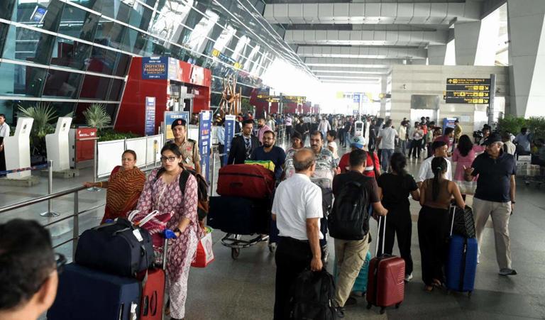انڈیگو کنڈیشن مزید بگڑی: سینکڑوں فلائٹس کی منسوخی سے مسافر پریشان، مرکز نے ایئرلائن کے خلاف سخت قدموں کا عندیہ دیا