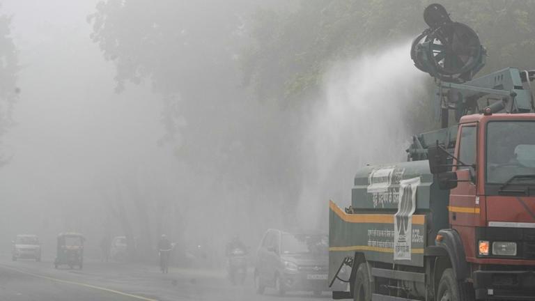 دہلی-این سی آر میں موسم کی مار، کہرے سے پروازیں متاثر، آلودگی بدستور خطرناک