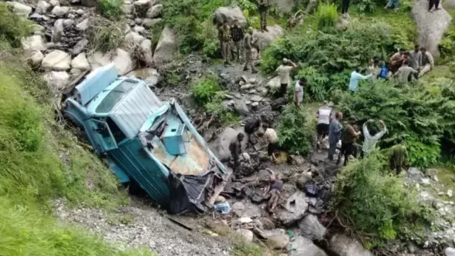 جموں و کشمیر کے اُدھم پور میں سی آر پی ایف کی گاڑی کھائی میں گرنے سے تین جوان شہید، متعدد زخمی