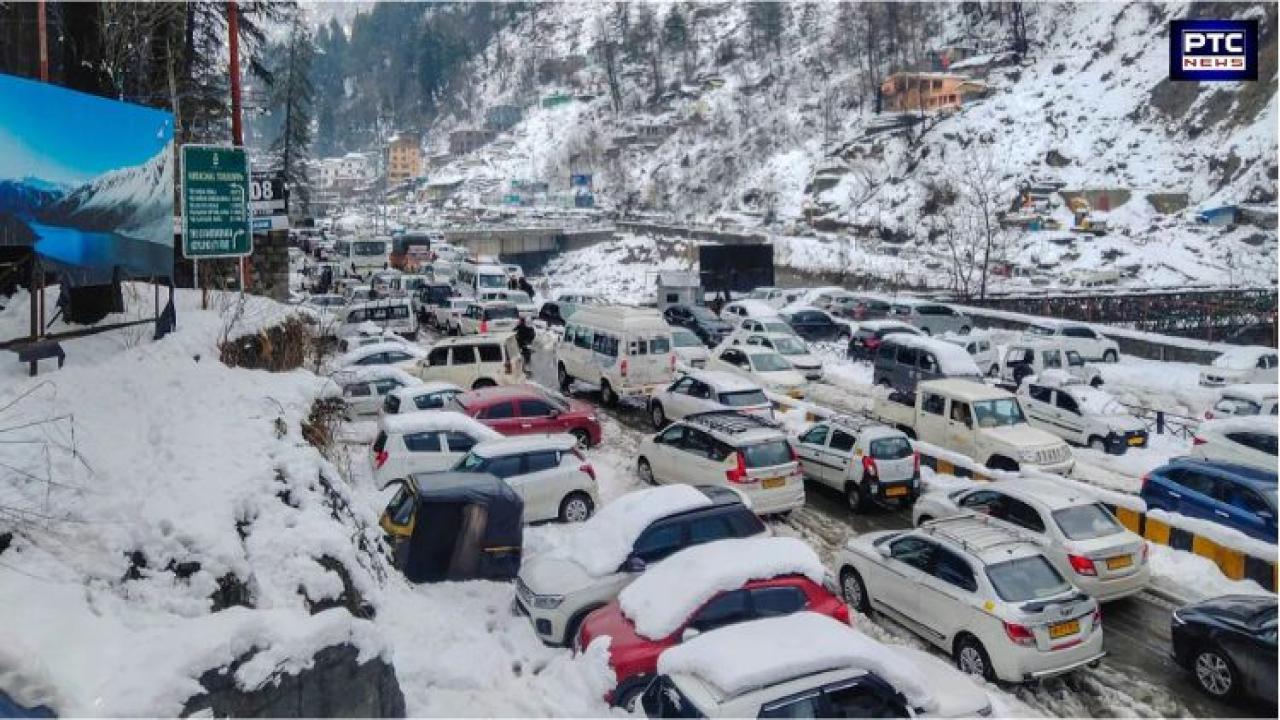 شدید برف باری کے باعث پہاڑی ریاستوں میں سڑکیں بند، بحالی کے لیے انتظامیہ سرگرم