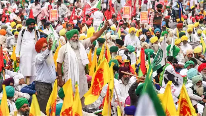 کسانوں کا حکومت سے میٹنگ سے قبل طاقت کا مظاہرہ، 13 فروری کو مہاپنچایت بلانے کا اعلان