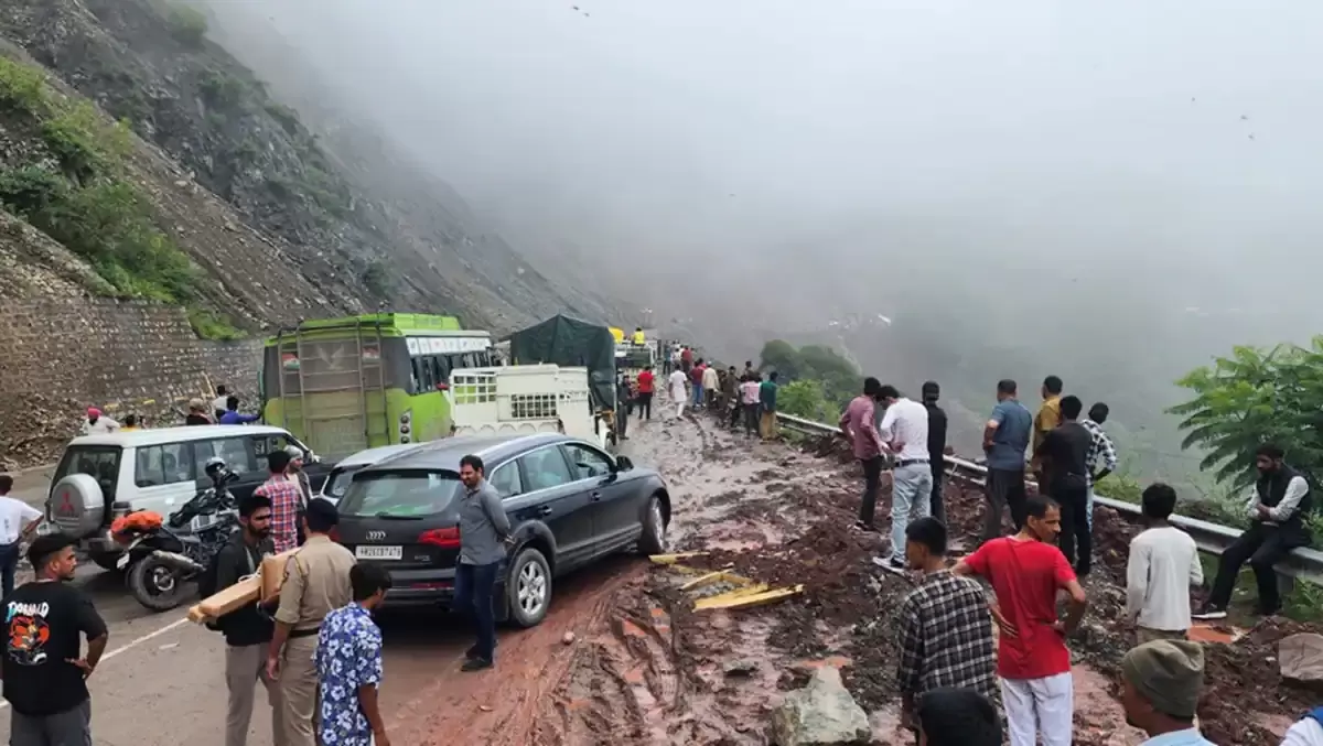 ہماچل پردیش میں موسلا دھار بارش کا قہر، شاہراہیں بند اور آمدورفت متاثر