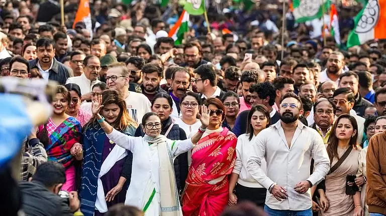 ممتا کا امیت شاہ کو کھلا چیلنج: پین ڈرائیو سے سب کچھ بے نقاب کرنے کی دھمکی، کولکاتا میں ریلی اور دہلی میں احتجاج