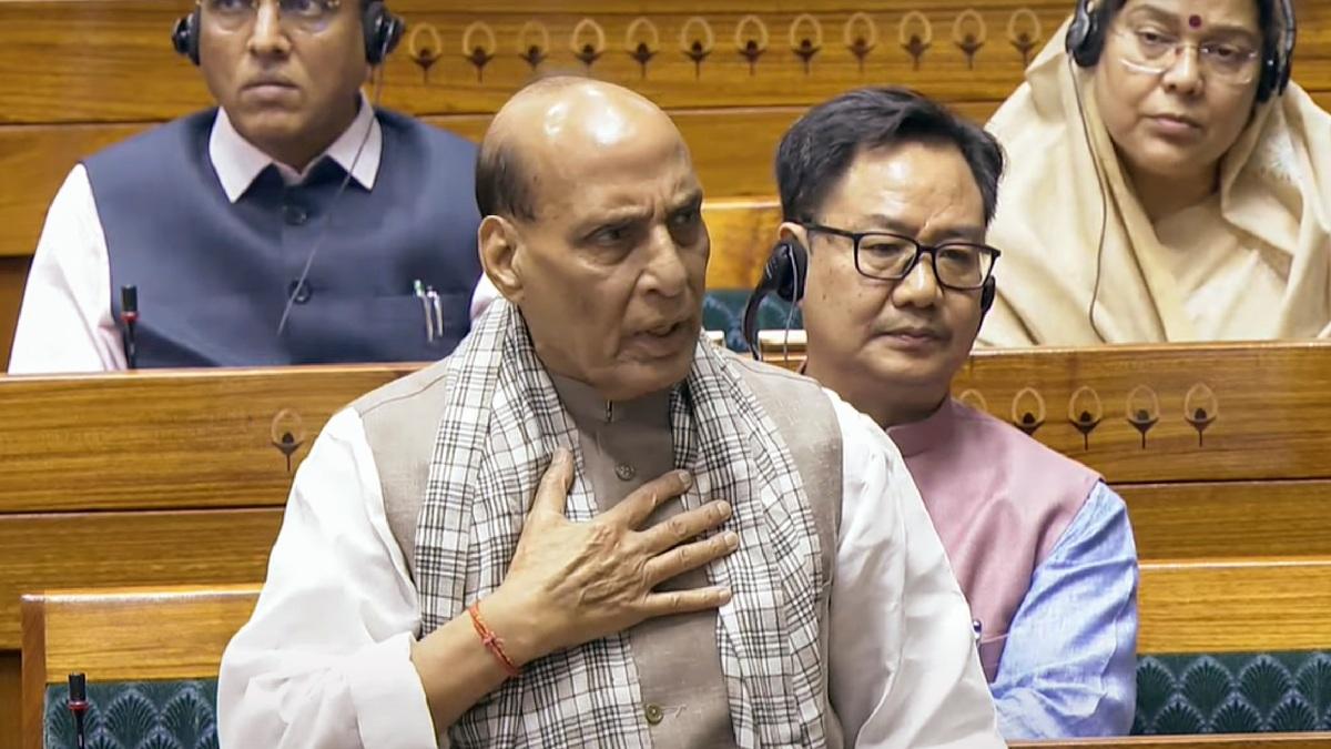 راج ناتھ سنگھ نے پارلیمنٹ میں کی وضاحت: ’آپریشن سندور‘ دباؤ میں روکنے کا الزام بے بنیاد