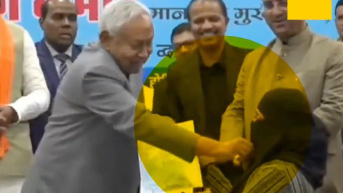 خاتون ڈاکٹر کا حجاب کھینچے جانے پر خاموشی کیوں؟ کانگریس کا وزیر اعظم سے سوال