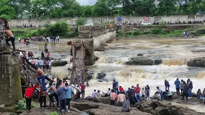 پونے کے کندمالا میں پل گرنے کا واقعہ: 2 افراد جاں بحق، 6 کو بچا لیا گیا، 38 کی تلاش جاری