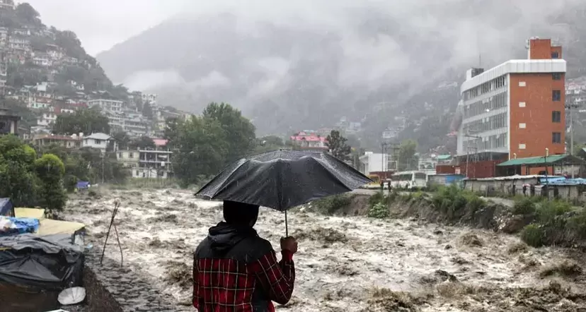 ہماچل میں موسلا دھار بارش کا قہر، تعلیمی ادارے بند، ٹرانسفارمر و پانی کی اسکیمیں متاثر، مانسون میں اموات کی تعداد 306 تک پہنچی