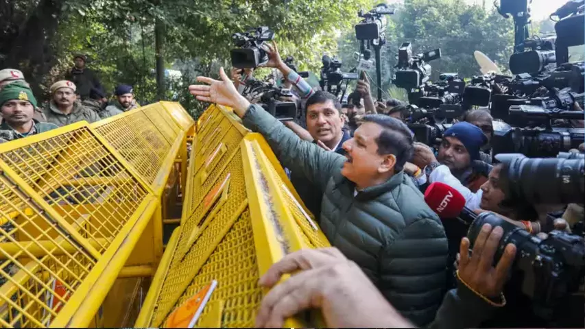 سی ایم ہاؤس میں داخلے کی اجازت نہ ملنے پر 'عآپ' رہنماؤں کا احتجاج، بی جے پی پر جوابی وار