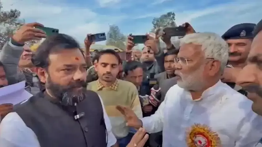 اتر پردیش: ناراض بی جے پی رکن اسمبلی نے سوتنتر دیو کے قافلے کو سڑک پر روک دیا