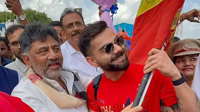 آئی پی ایل 2025: آر سی بی کی تاریخی جیت کا بنگلورو میں شاندار استقبال، ڈی کے شیوکمار نے کوہلی کو گلے لگا کر دی مبارکباد