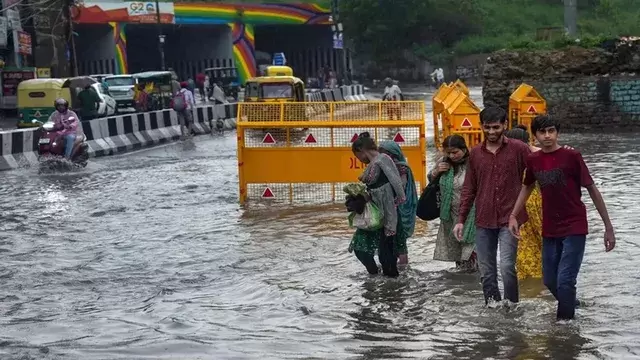 دہلی-این سی آر میں موسلا دھار بارش کا امکان، یوپی و بہار سمیت متعدد ریاستوں میں الرٹ جاری